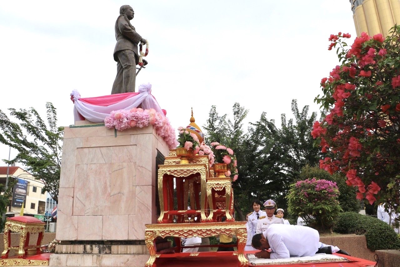 ร้อยเอ็ดจัดพิธีวางพวงมาลาและถวายสักการะพระบาทสมเด็จพระจุลจอมเกล้าเจ้าอยู่หัว ปี 2567