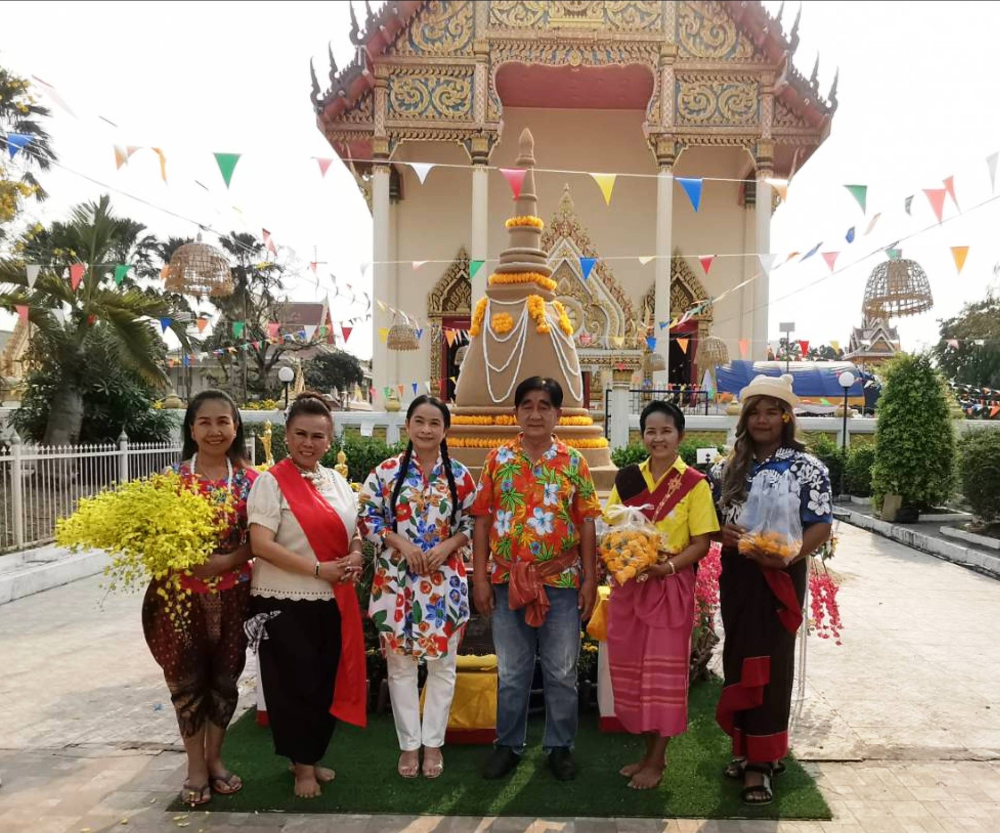 บุรีรัมย์ เริ่มแล้ว สืบสานประเพณีสงกรานต์ ย้อนยุคงานวัด ก่อเจดีย์ทราย  ไหว้หลวงพ่อโต-ปิดทองรอยพระพุทธบาท