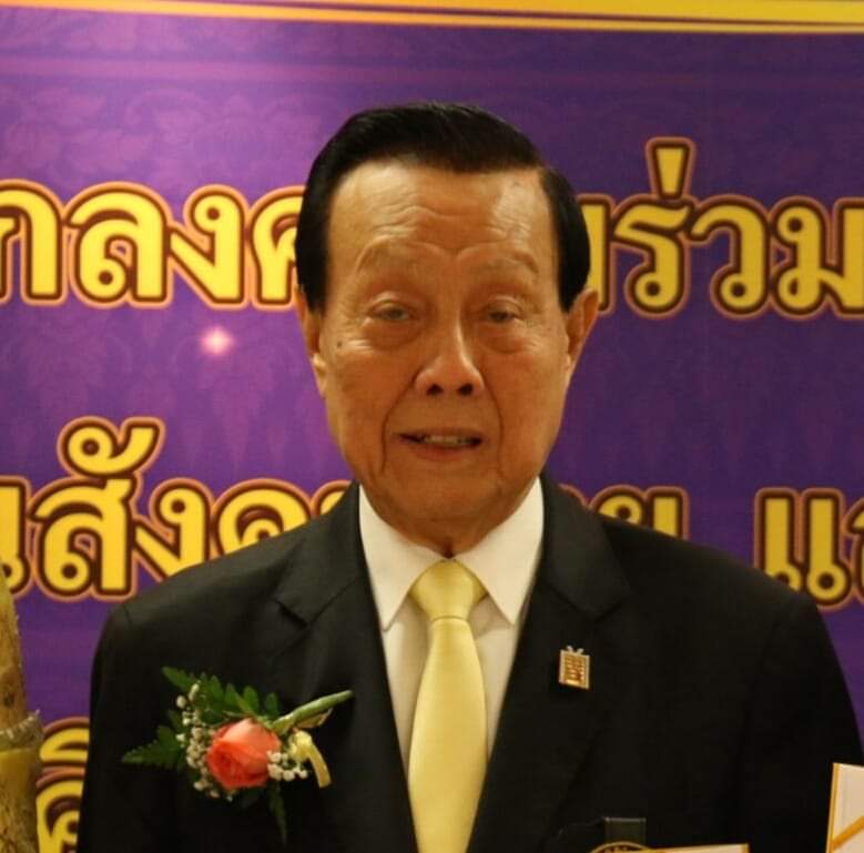 มูลนิธิป่อเต็กตึ๊งยกทัพศิลปิน-ดาราแจกพัดลมมือถือคลายร้อนช่วงเทศกาลสงกรานต์