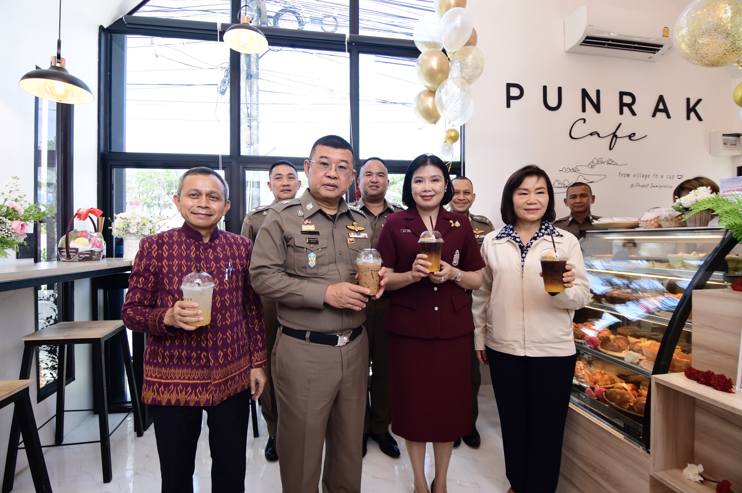 ผบ.ตร.- ควงนายกสมาคมแม่บ้านตำรวจ เปิดร้านกาแฟ "ปันรักษ์ คาเฟ่ @phuket immigration" สาขา 4 