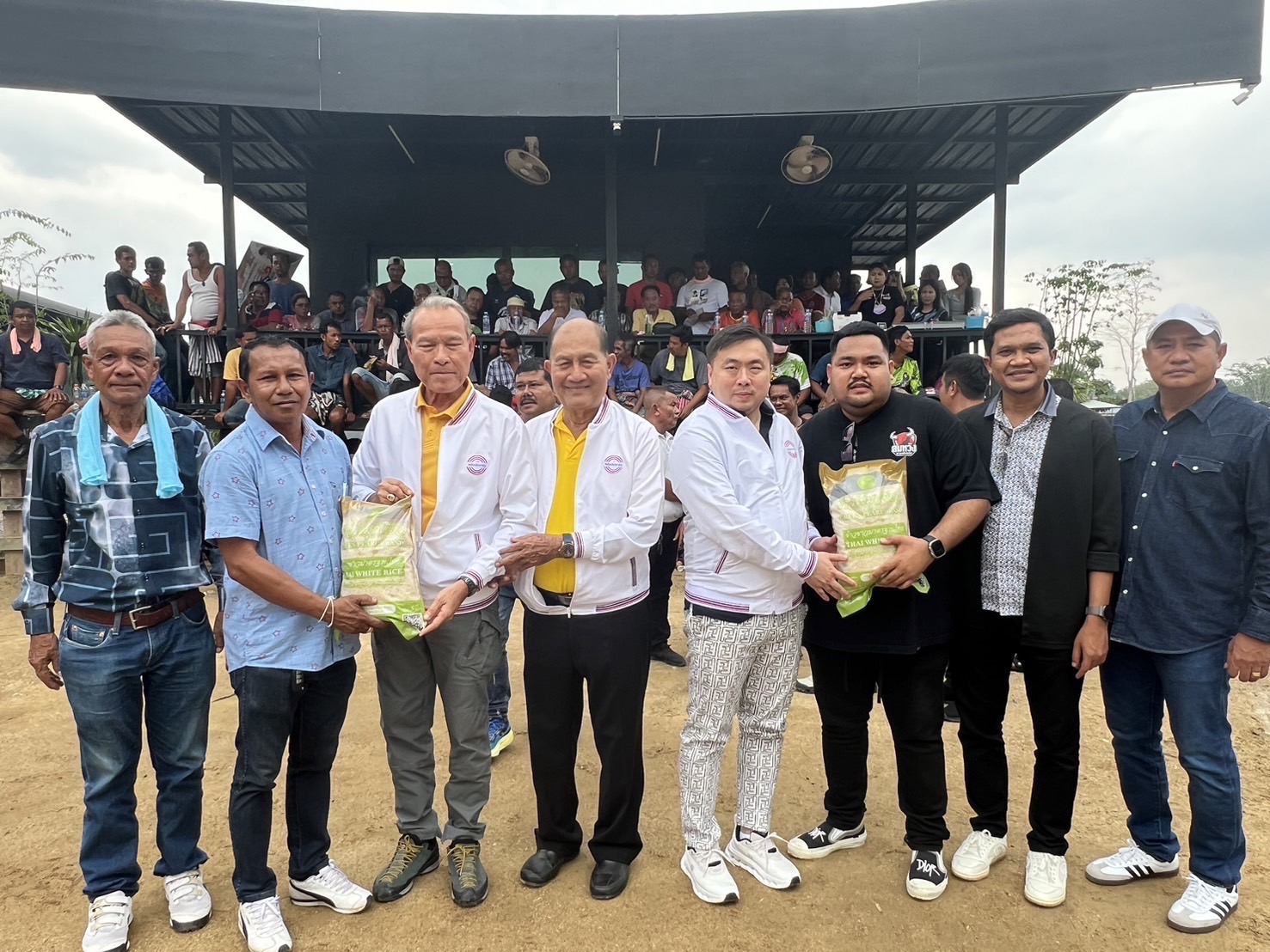 "ธงธรรม ขำนุรักษ์" ขอบคุณ "สามารถ" มอบข้าวสาร 10 ตันช่วย ชาวตำบลสมหวัง พัทลุง  