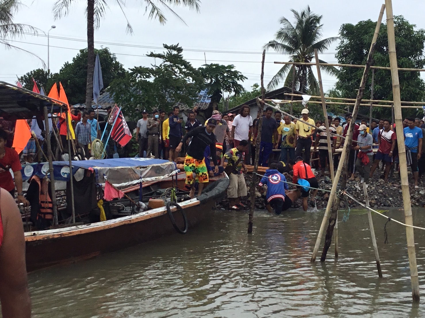 นาทีช่วยชีวิต "ชาวประมง"เรือล่มกลางทะเล หลังคลื่นซัดดับ 1 ราย-รอด 1 "กรมอุตุฯ" ยังประกาศเตือนเฝ้าระวังคลื่นลมแรง!!