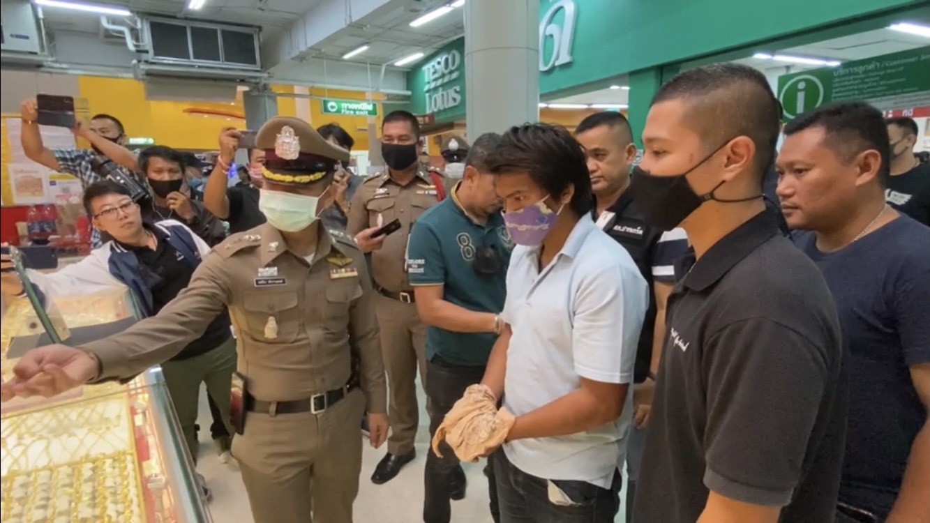 ตำรวจสภ.ปากเกร็ดนำตัวคนร้ายวิ่งราวแหวนทองทำแผนห้างดัง      