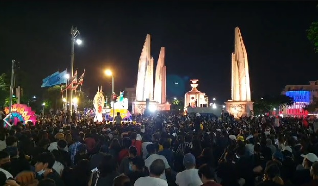 แกนนำผลัดกันขึ้นปราศรัยโจมตีรัฐบาลพร้อมย้ำข้อเรียกร้อง 3 ข้อ อย่างดุเดือด