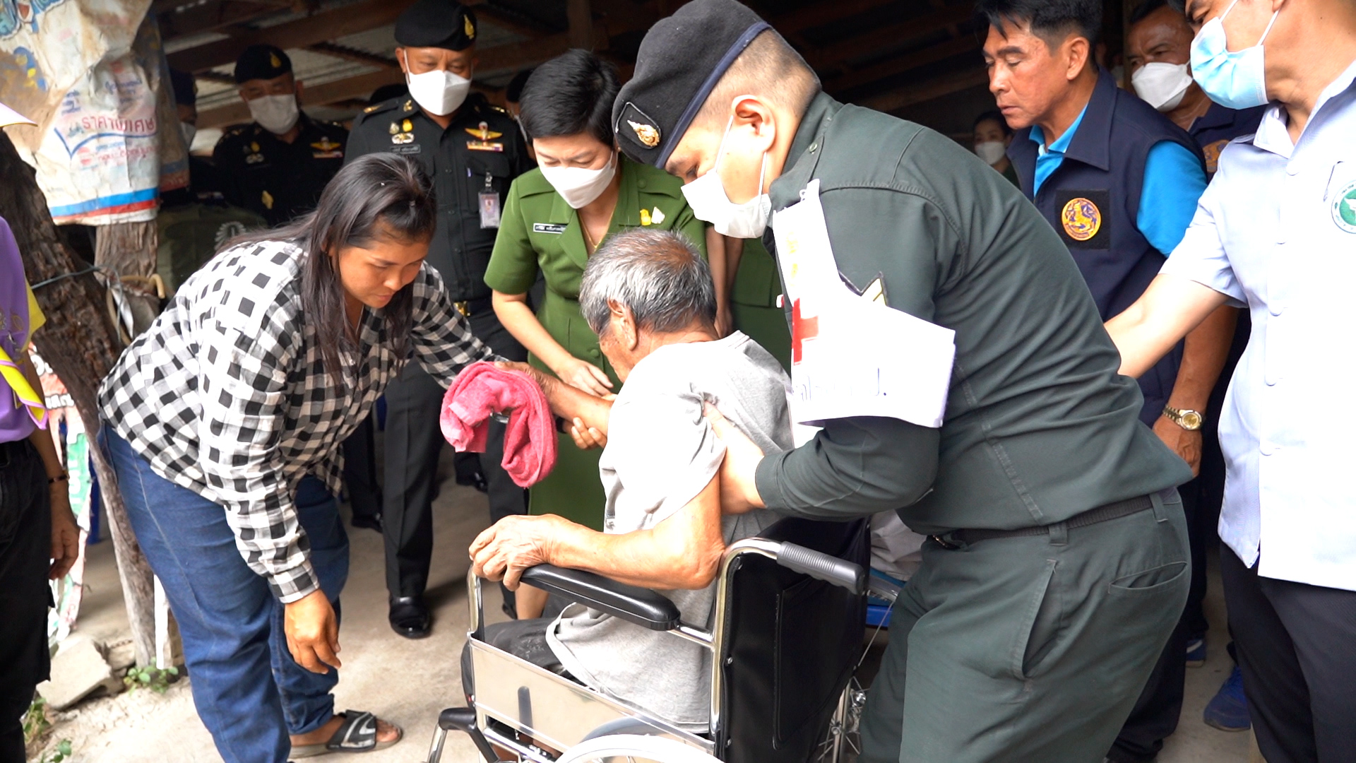ผู้บัญชาการศูนย์การทหารปืนใหญ่มอบรถเข็นวีลแชร์ของกองทัพบกและถุงยังชีพช่วยเหลือผู้พิการที่ยากไร้