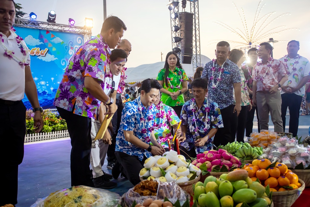 ชาวนาเกลือเมืองพัทยา ร่วมสืบสานประเพณีกองข้าว อนุรักษ์วัฒนธรรมสืบทอดมาช้านาน