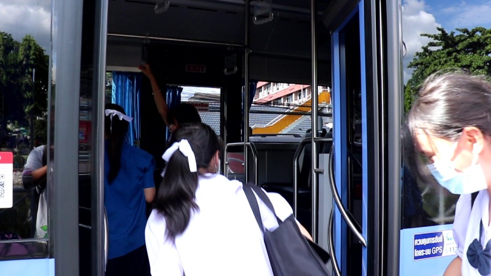 ปิ๊งไอเดีย "โคราช" จัดรถบัสพลังงานไฟฟ้าบริการรับส่งนักเรียน ลดภาระค่าใช้จ่ายและการใช้พลังงานฟอสซิล