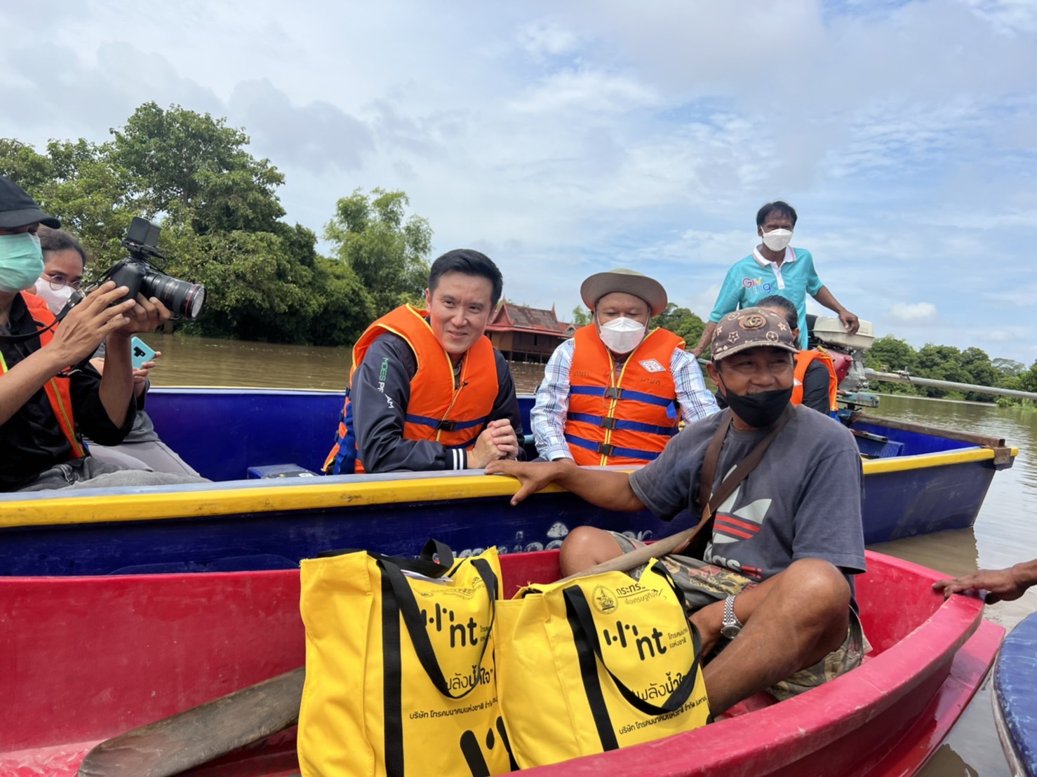 ชัยวุฒิ ลงพื้นที่น้ำท่วมอยุธยา ตรวจเยี่ยมให้กำลังใจชาวบ้าน​ผู้ประสบอุทกภัย พร้อมมอบถุงยังชีพ 