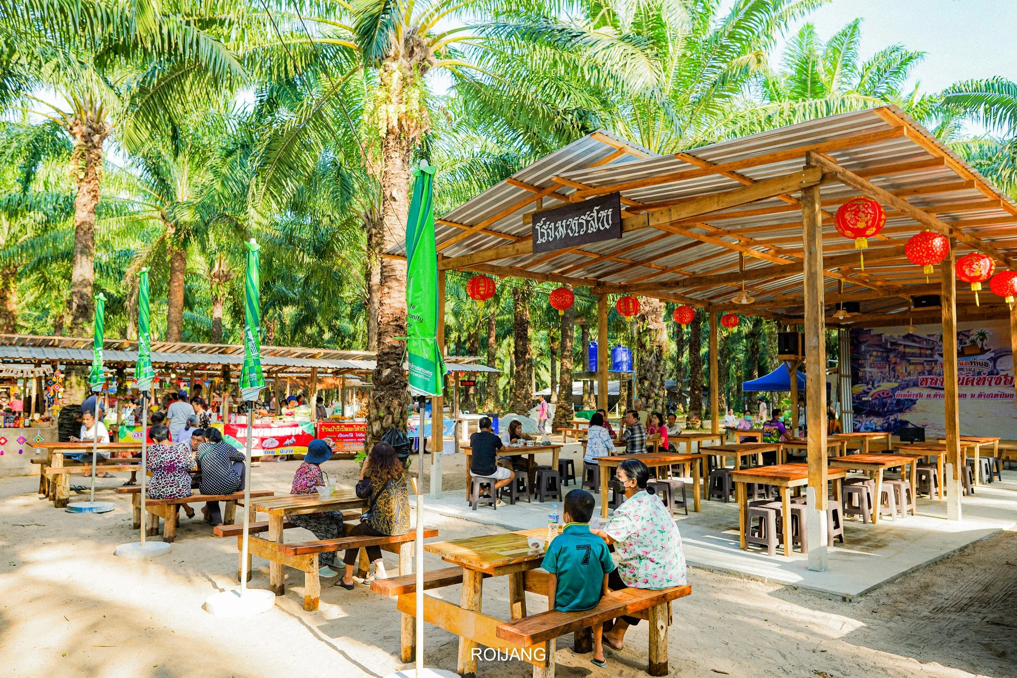 ภาพบรรยากาศภายในตลาดนัดท่าซอ สถานที่ท่องเที่ยวจังหวัดพังงา สถานที่จัดให้มีพื้นที่ให้นั่งพักผ่อน ทานอาหาร พร้อมป้าย “โรงมหรสพ”