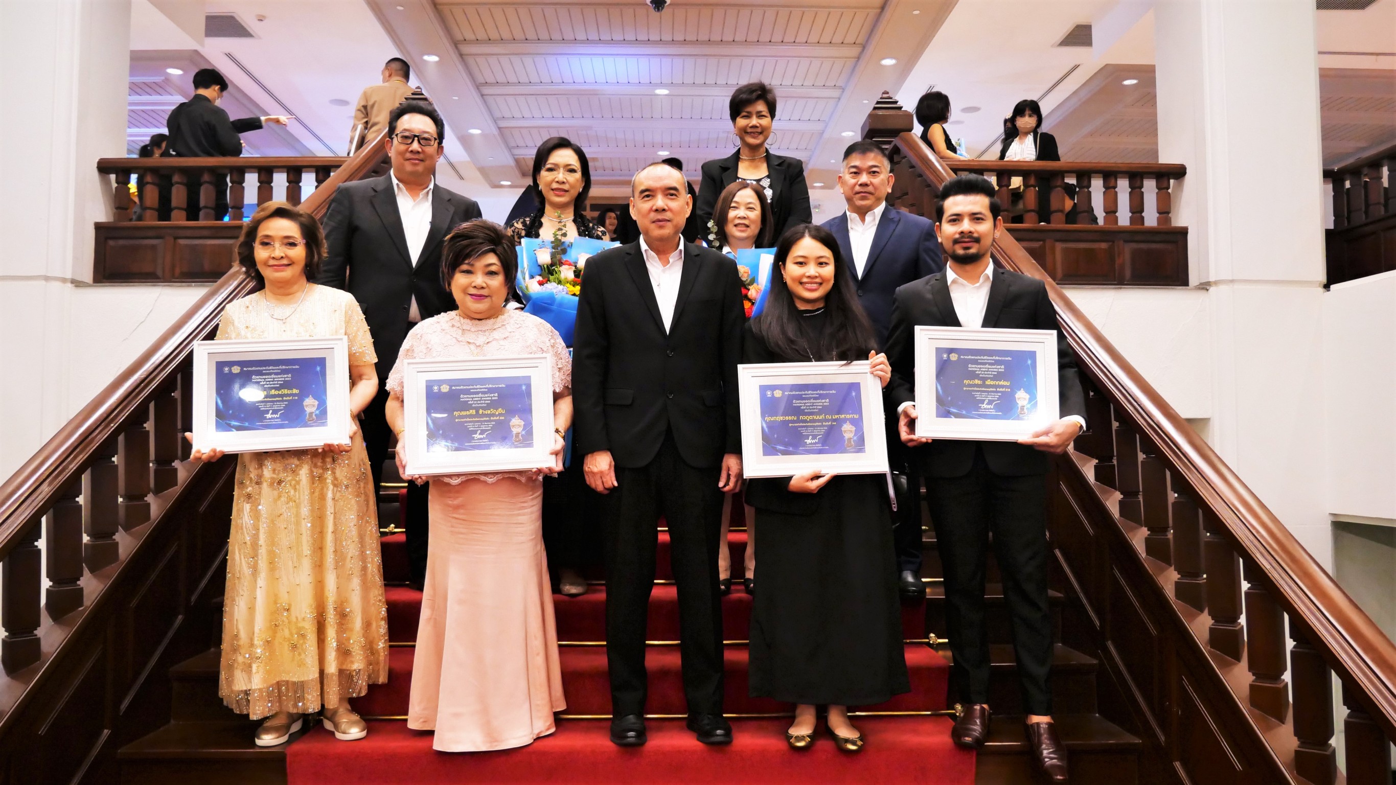 กรุงเทพประกันชีวิต ร่วมแสดงความยินดีกับตัวแทนประกันชีวิตและที่ปรึกษาทางการเงิน  ที่ได้รับรางวัล “คุณวุฒิตัวแทนยอดเยี่ยมแห่งชาติ” ครั้งที่ 23 ประจำปี 2566 (NAA 2023)