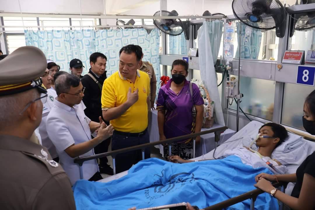 "อนุทิน" เยี่ยมให้กำลังใจผู้ได้รับบาดเจ็บ จากเหตุคนร้ายลอบยิงขณะหาของป่าพื้นที่ อ.รือเสาะ 