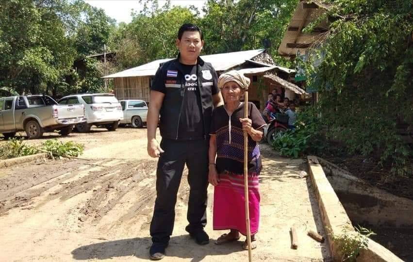 "ดอยซ์ วราทิต" แกนนำกลุ่มพลเมืองร่วมใจ  นำเสื้อผ้าเครื่องนุ่งห่มแจกประชาชนสู้วิกฤตCOVID19