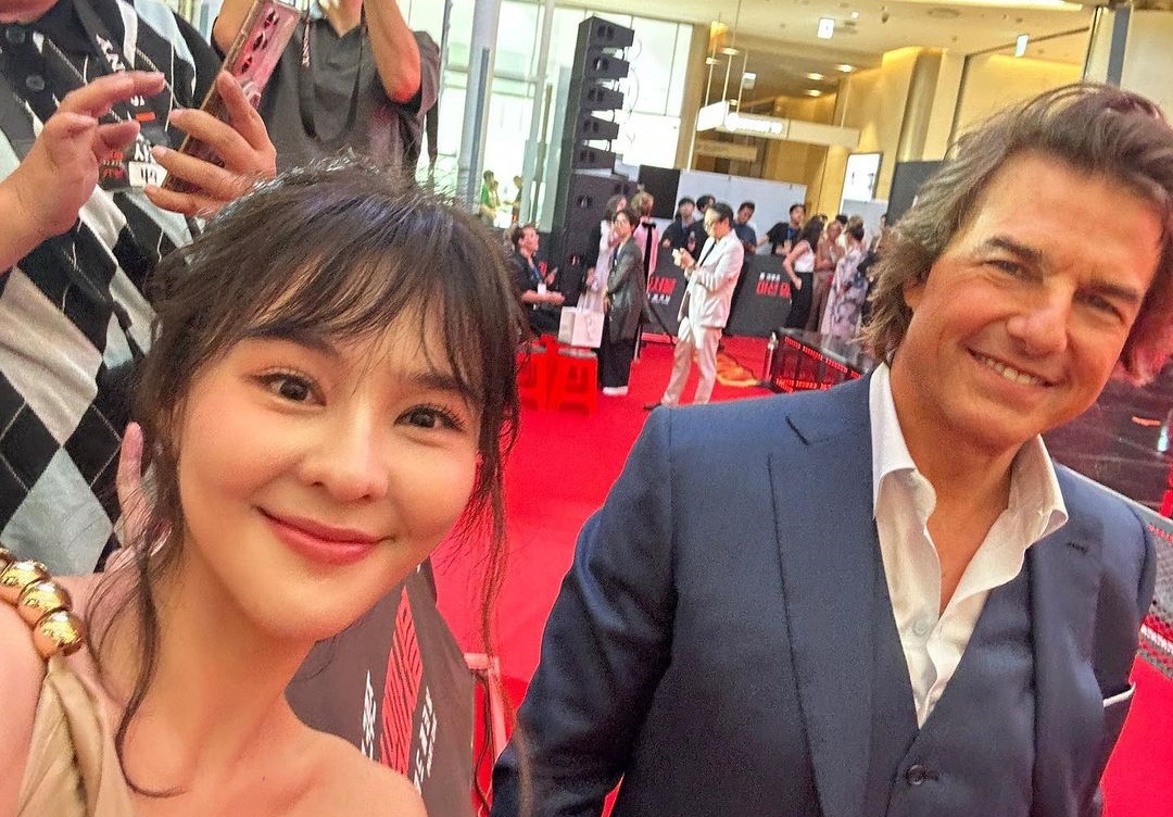 "ออม สุชาร์" ยิ้มแก้มปริ เซลฟี่กับ "ทอม ครูซ" แบบเอ็กซ์คูลซีฟ