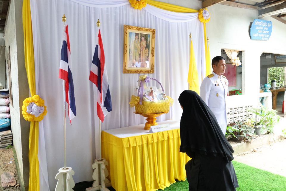 "ในหลวง" โปรดเกล้าฯ ผวจ.นราธิวาส เชิญตะกร้าสิ่งของ เชิญดินพระราชทานในพิธีฝังศพ แก่ญาติพลทหาร เสียชีวิตจากเหตุชายแดนไทยกัมพูชา