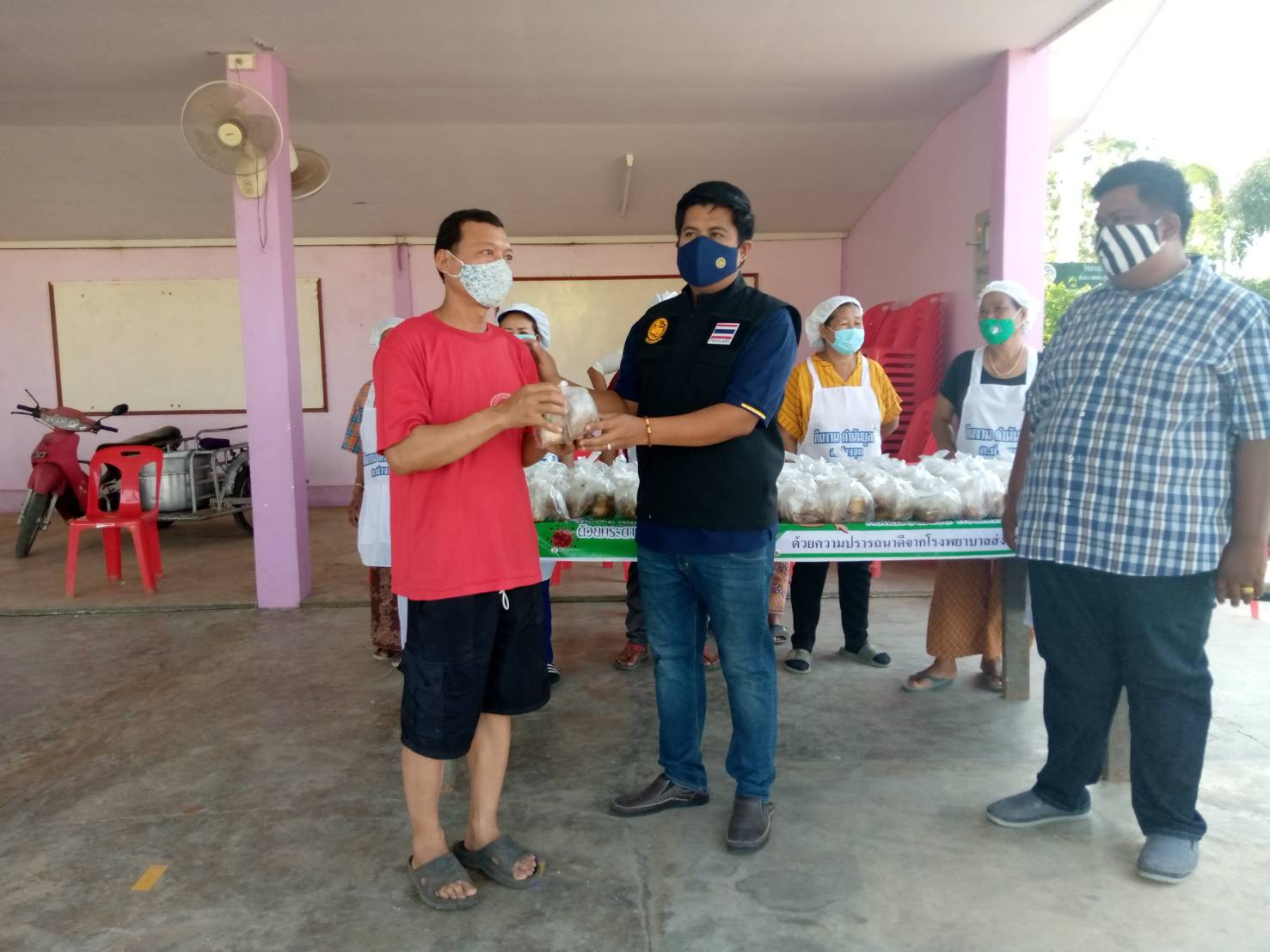 กำนันม่วงชุม กาญจนบุรี  สนองนโยบายพ่อเมืองฯ จัดโรงครัวชุมชนทำอาหารเย็นเลี้ยงชาวบ้าน 150 หลังคาเรือน