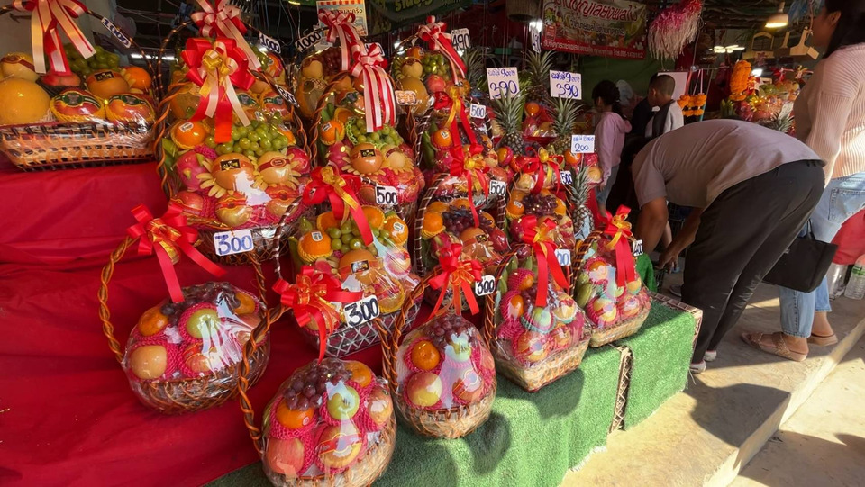 "กระเช้าผลไม้" ขอนแก่นขายดีรับปีใหม่! ราคาเริ่ม 300 บาท คนแห่ซื้อเป็นของขวัญสุขภาพ