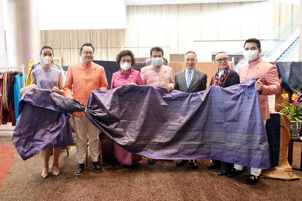 พช.  สนองพระปณิธาน ประกวดผ้าลายพระราชทาน  “ลายขอเจ้าฟ้าสิริวัณณวรีฯ” สืบสาน อนุรักษ์ ปลุกกระแสเทรนผ้าไทยสู่สากล
