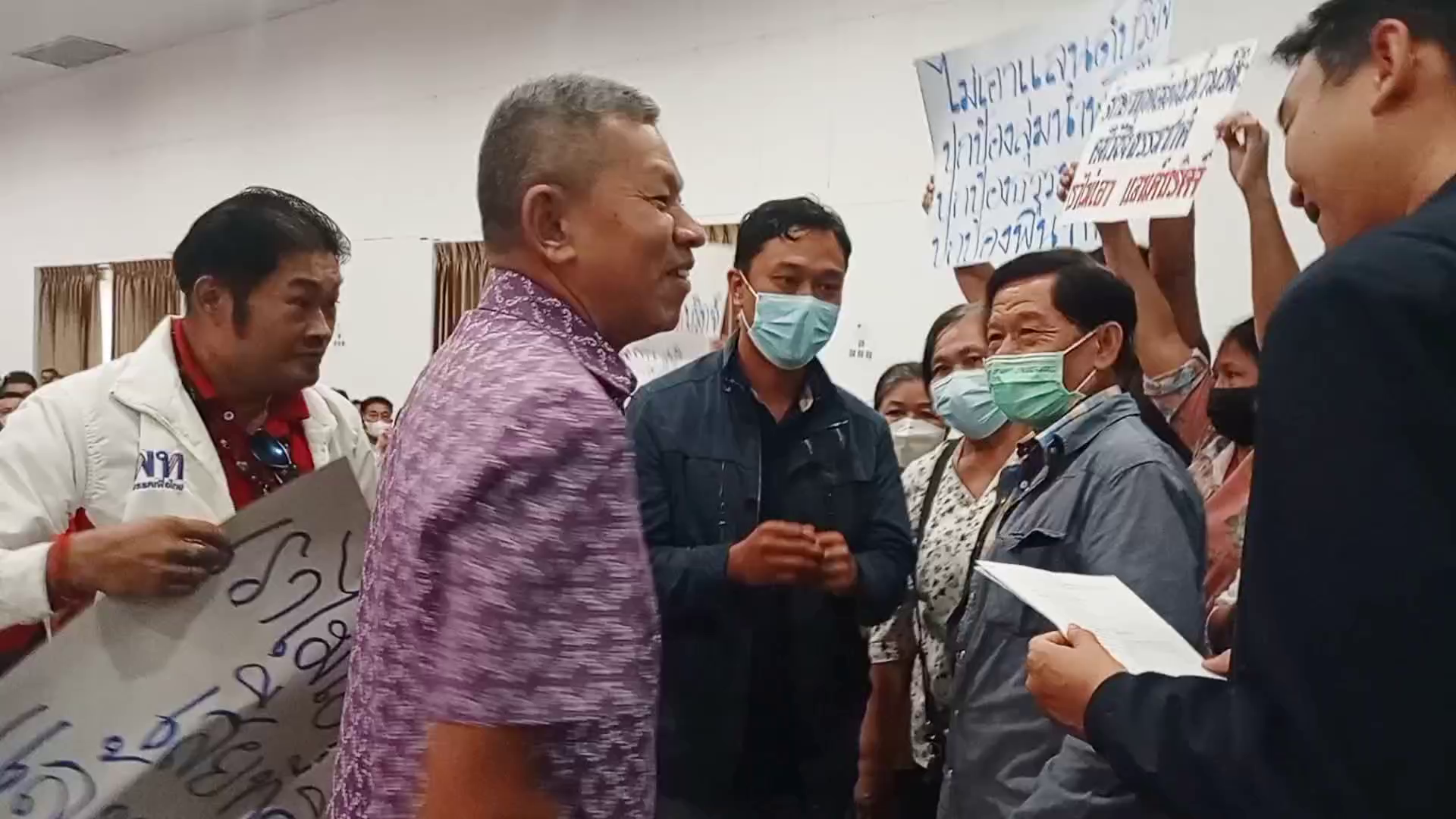 ชุมพรชูป้ายค้านหลังสนข.รับฟังเสียงปชช.ครั้งแรกเดินหน้าพัฒนาโครงการพัฒนาท่าเรือบริเวณแหลมริ่วที่หลังสวน
