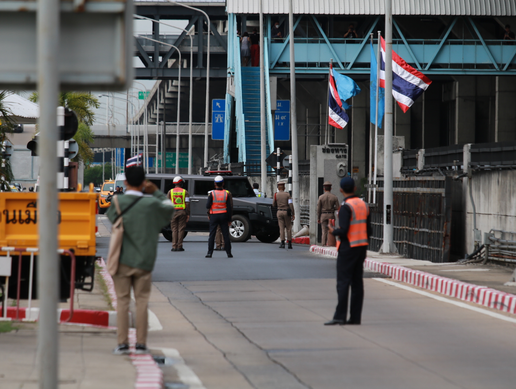 ขบวนรถคุมตัวอดีตนายกรัฐมนตรีมาถึงศาลฎีกาแล้ว  