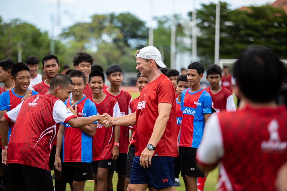 "ริซเซ่-เท็ดดี้" อดีต 2 ดาวดัง "หงส์แดง-ผีแดง" ลุย CSR จัด Football Clinic เยาวชนไทย 4 ภาค