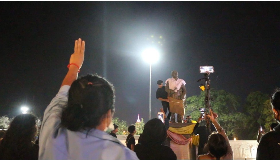 กลุ่มราษฎรขอนแก่นสวมชุดนักเรียนจอมพลสฤษดิ์  ธนรัชติ์ ผู้ก่อตั้งเมืองขอนแก่น พร้อมระบุการศึกษาไทยต้องตอบสนองความต้องการของผู้เรียน 