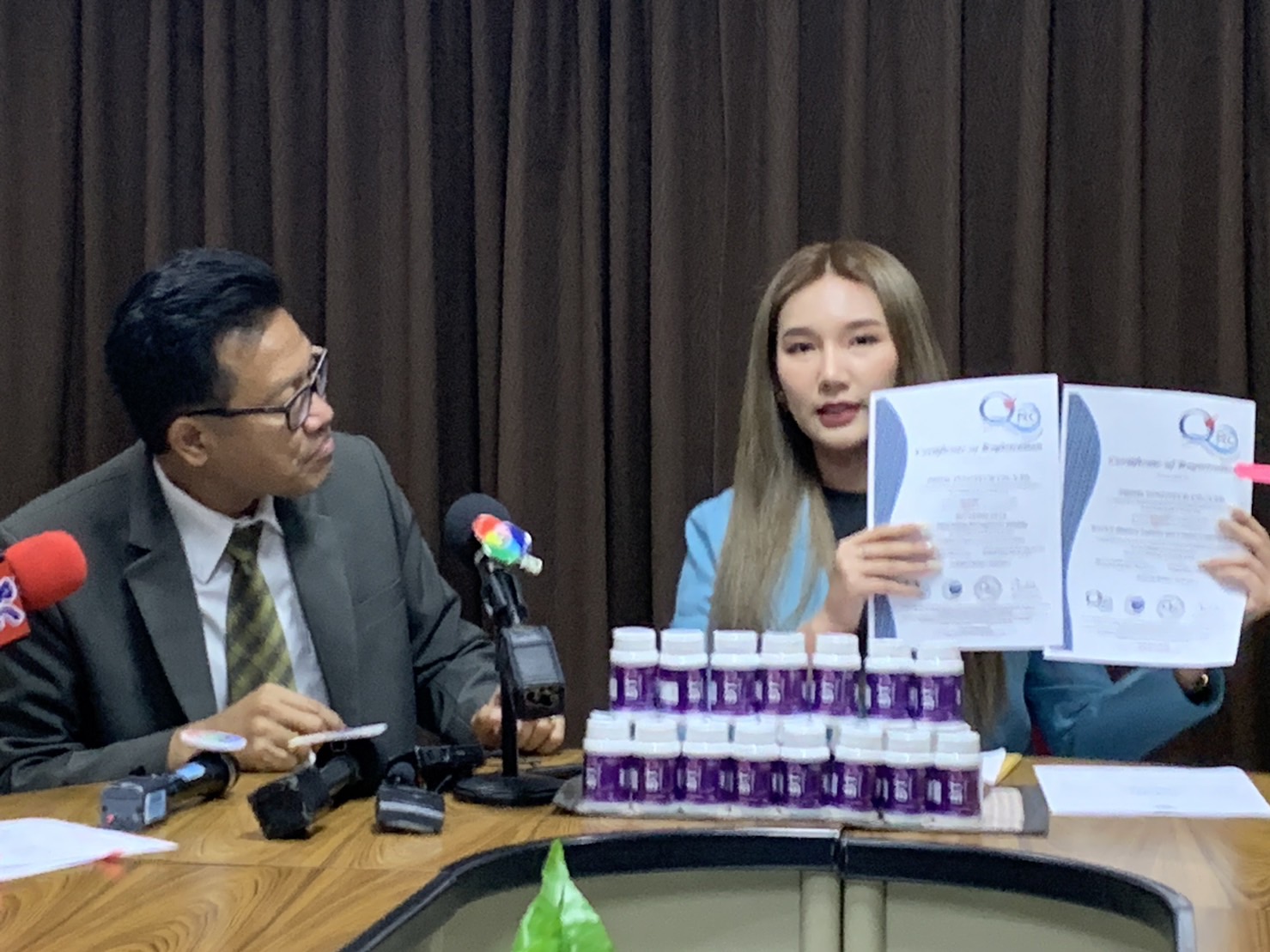 เจ้าของผลิตภัณฑ์ กลูต้า BTO ที่ตกเป็นข่าวนร.สอบติดเภสัช อ้างกินแล้วตรวจปัสสาวะเจอสารยาบ้า เตรียมฟ้องกลับ 2 แม่ลูกเรียกค่าเสียหาย 50 ล้าน