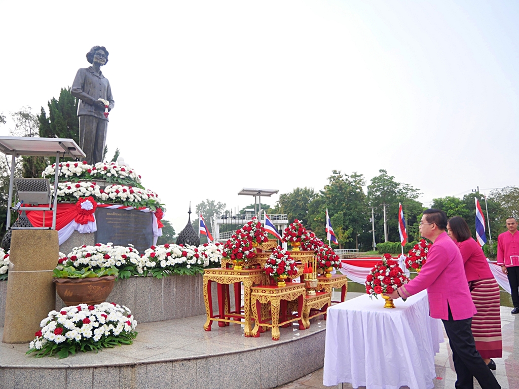 รอง ผวจ.พะเยา ถวายพานพุ่มเครื่องสักการะวันคล้ายวันพระราชสมภพ "สมเด็จย่า"