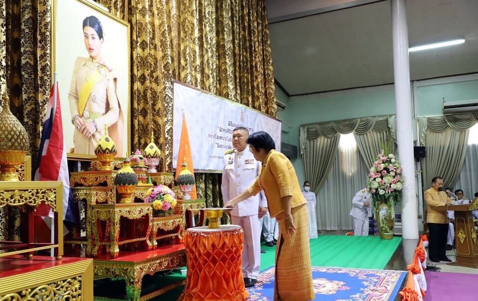 อ่างทองจัดพิธีมอบแบบลายผ้าพระราชทาน “ผ้าลายสิริวชิราภรณ์-ผ้าลายชบาปัตตานี” 