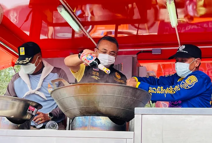 ผู้ว่าฯสุราษฎร์ธานี นั่งเรือลุยน้ำท่วมช่วยเหลือผู้ประสบภัย พร้อมร่วมปรุงอาหารที่ครัวสนาม เพื่อแจกจ่ายแก่ผู้เดือดร้อน 