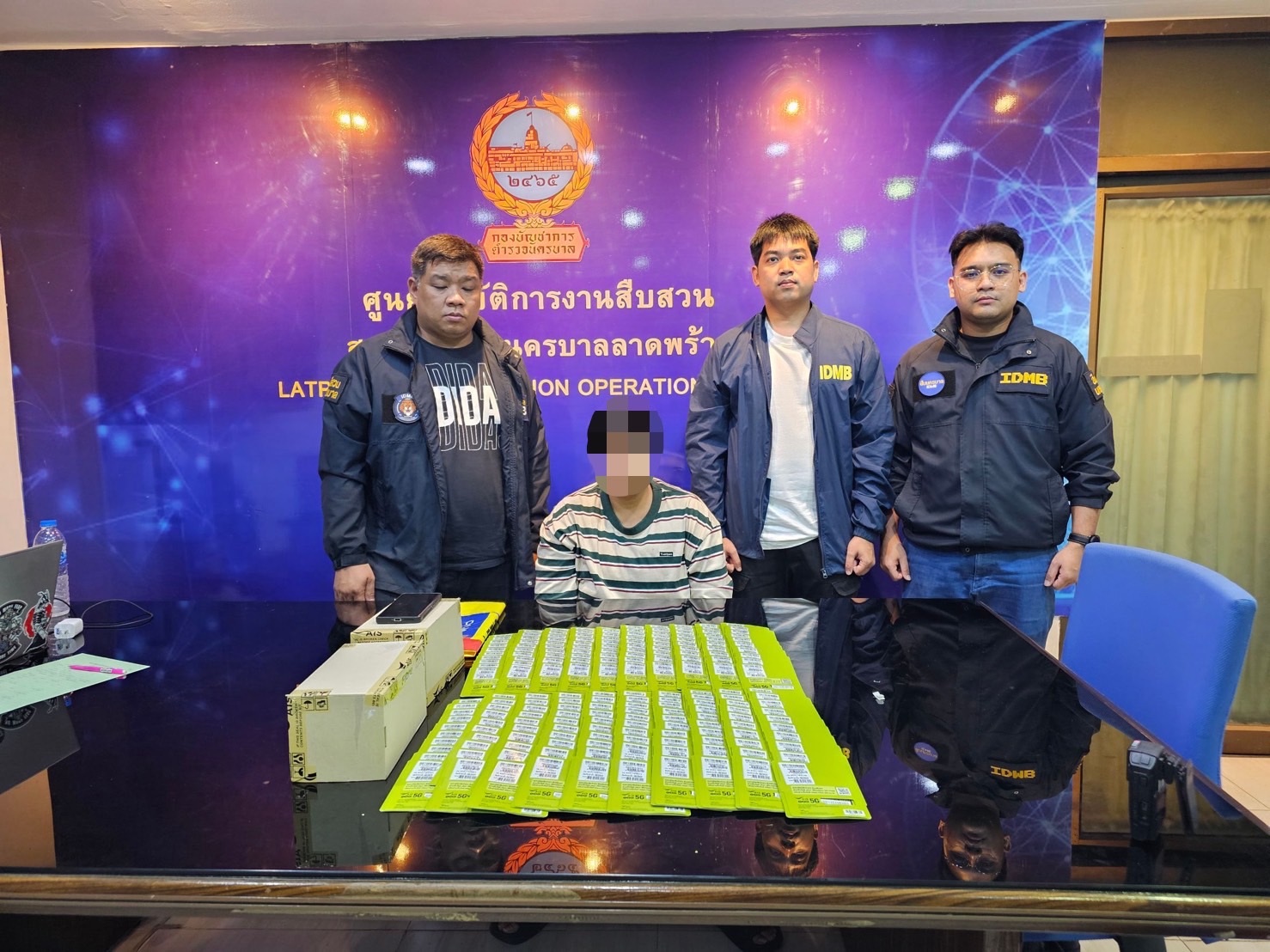 ตัดตอนมิจฉาชีพ สืบนครบาล รวบผู้ต้องหาลักลอบขายซิมผีผ่านสื่อโซเชียล ลงทะเบียนพร้อมใช้งาน จำนวนกว่า 200 ซิม