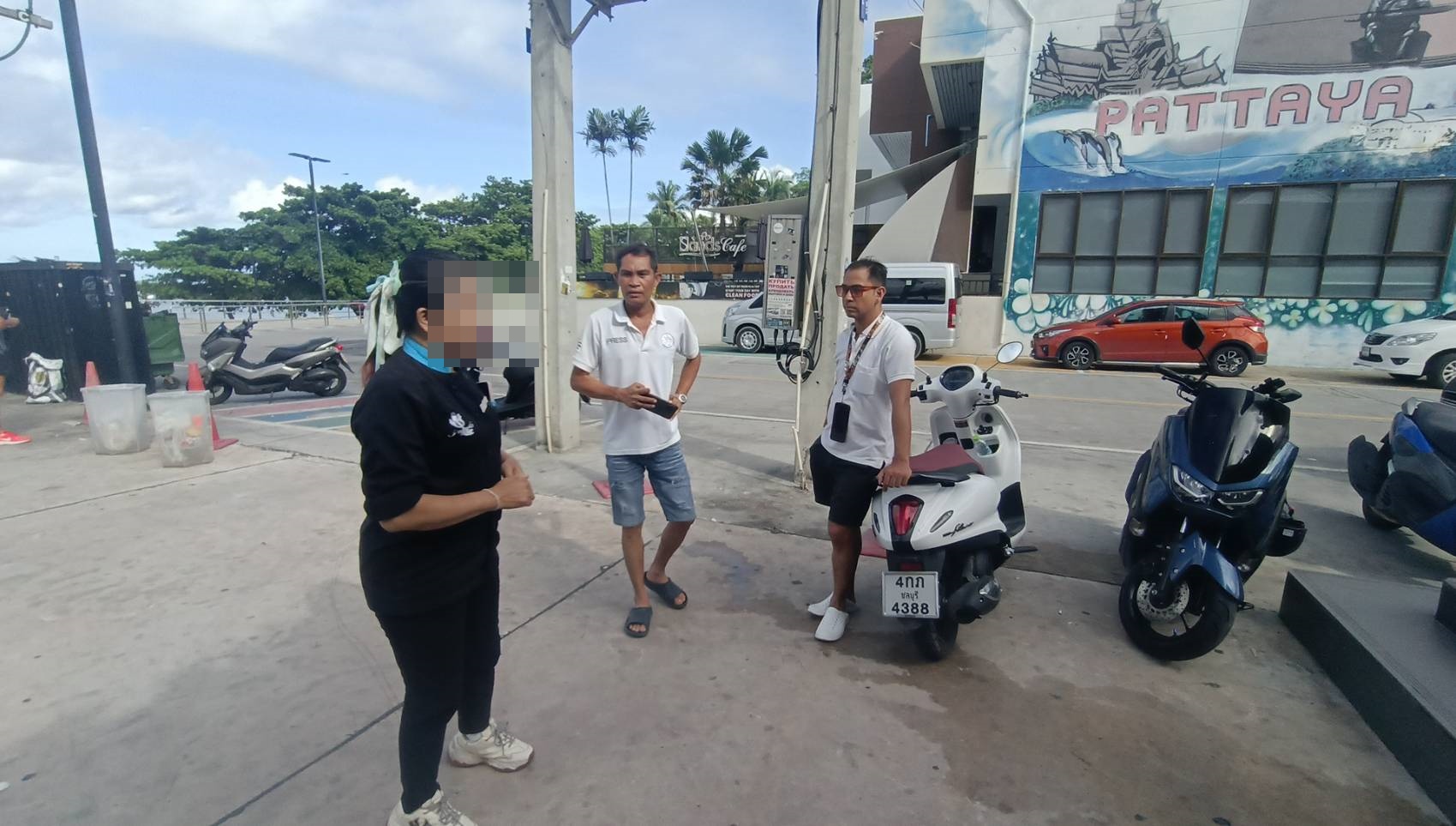 แม่ครัวร้านอาหารจอดจยย.เสียบกุญแจคารถลงไปนั่งเล่นชายหาดพัทยาถูกขโมยโร่แจ้งตร.ติดตาม