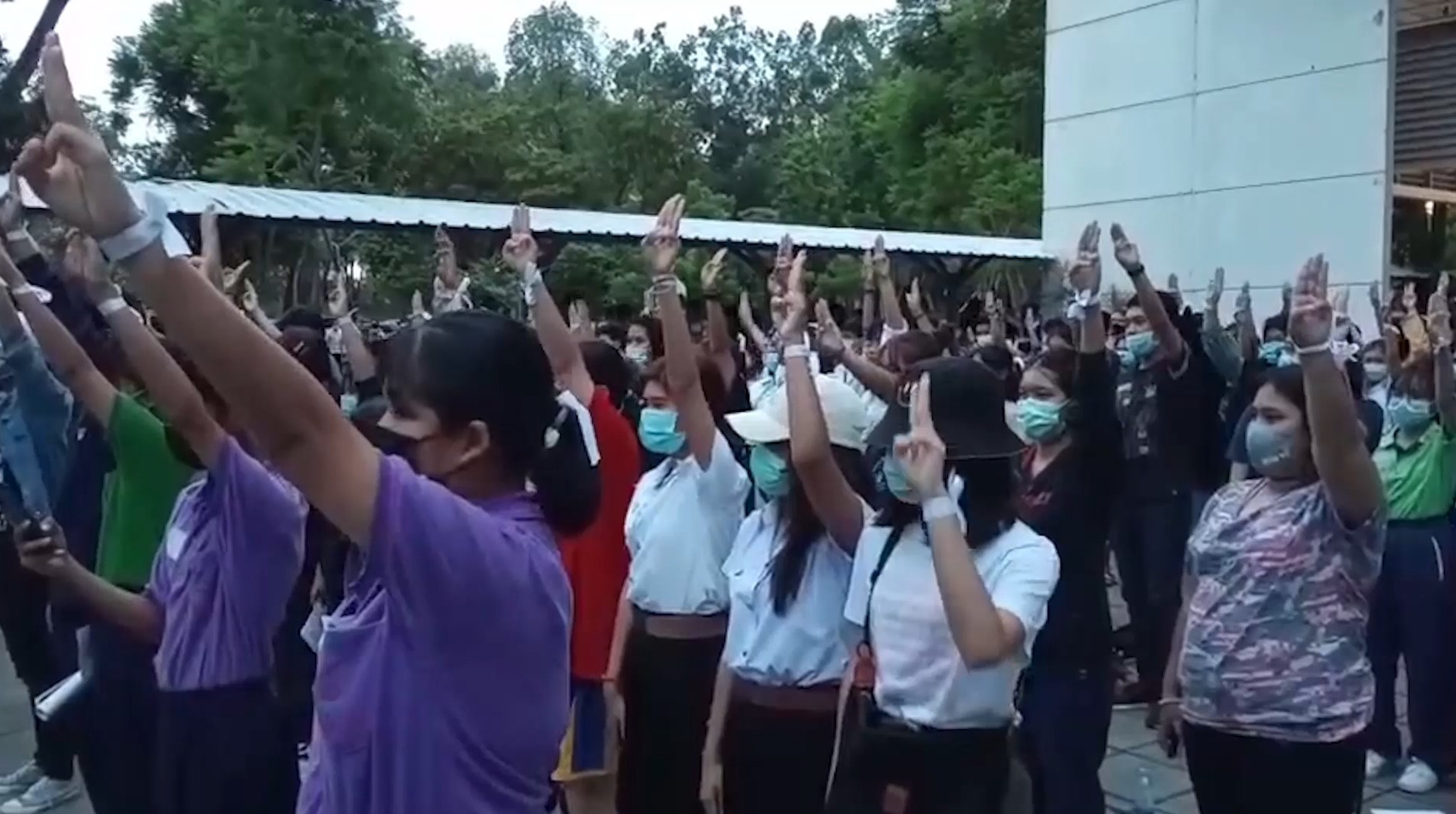 กลุ่มนร.-นศ.จ.สงขลายังคงเคลื่อนไหวร่วมร้องเพลงชาติชูมือ 3 นิ้วเป็นการแสดงออกเชิงสัญลักษณ์