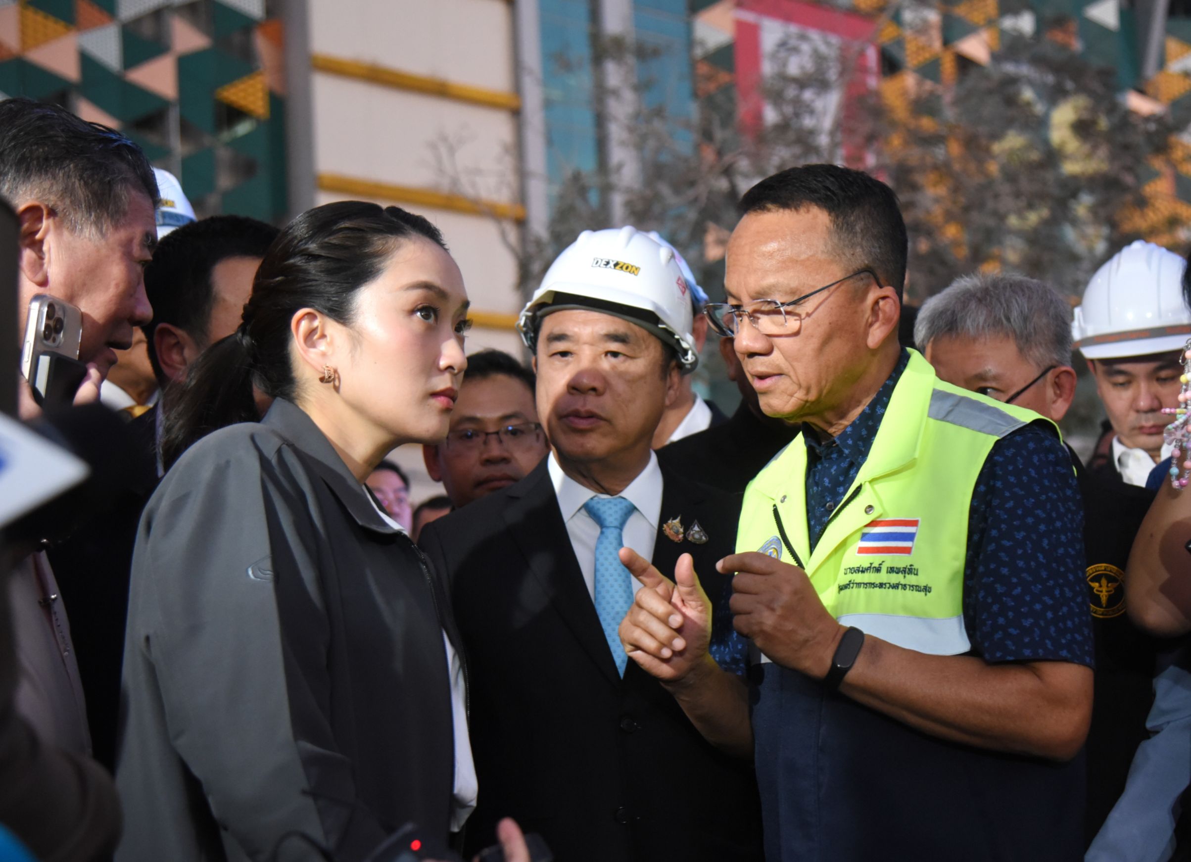 "สมศักดิ์" รุดลงพื้นที่ตึกถล่ม เร่งช่วยเหลือผู้ประสบภัย ส่งทีมแพทย์ดูแลเต็มที่ พบ "รพ." 17จังหวัดได้รับผลกระทบ