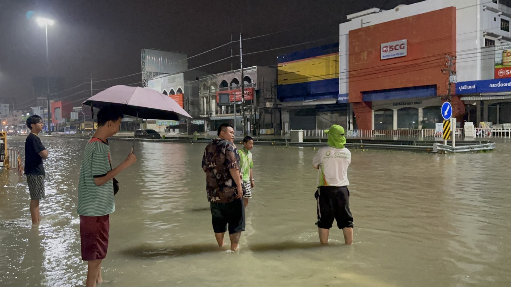 พัทยาฝนถล่มนานกว่า 3 ชั่วโมง ทำหลายพื้นที่จมบาดาล  รถจมน้ำเสียหายนับ 10 คัน
