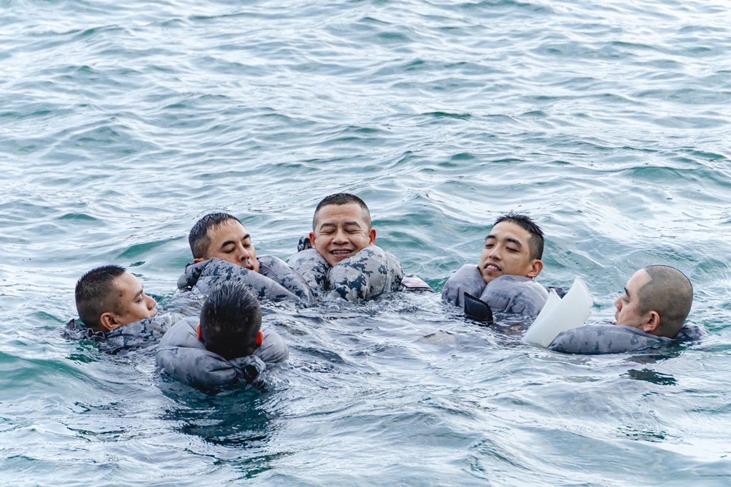 กองเรือปฏิบัติการ ทรภ.1 ร่วมชมรมกู้ภัยทางน้ำและทางทะเล ฝึกอบรมเอาชีวิตรอดในทะเล