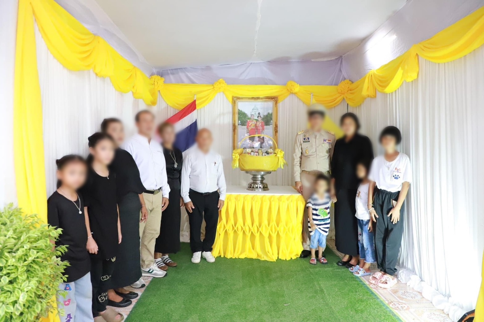 ในหลวง โปรดเกล้าฯ เชิญตะกร้าสิ่งของพระราชทาน มอบแก่ญาติของ ดาบตำรวจ ที่เสียชีวิตจากเหตุคนร้ายยิงฐานปฏิบัติการ ที่ปัตตานี
