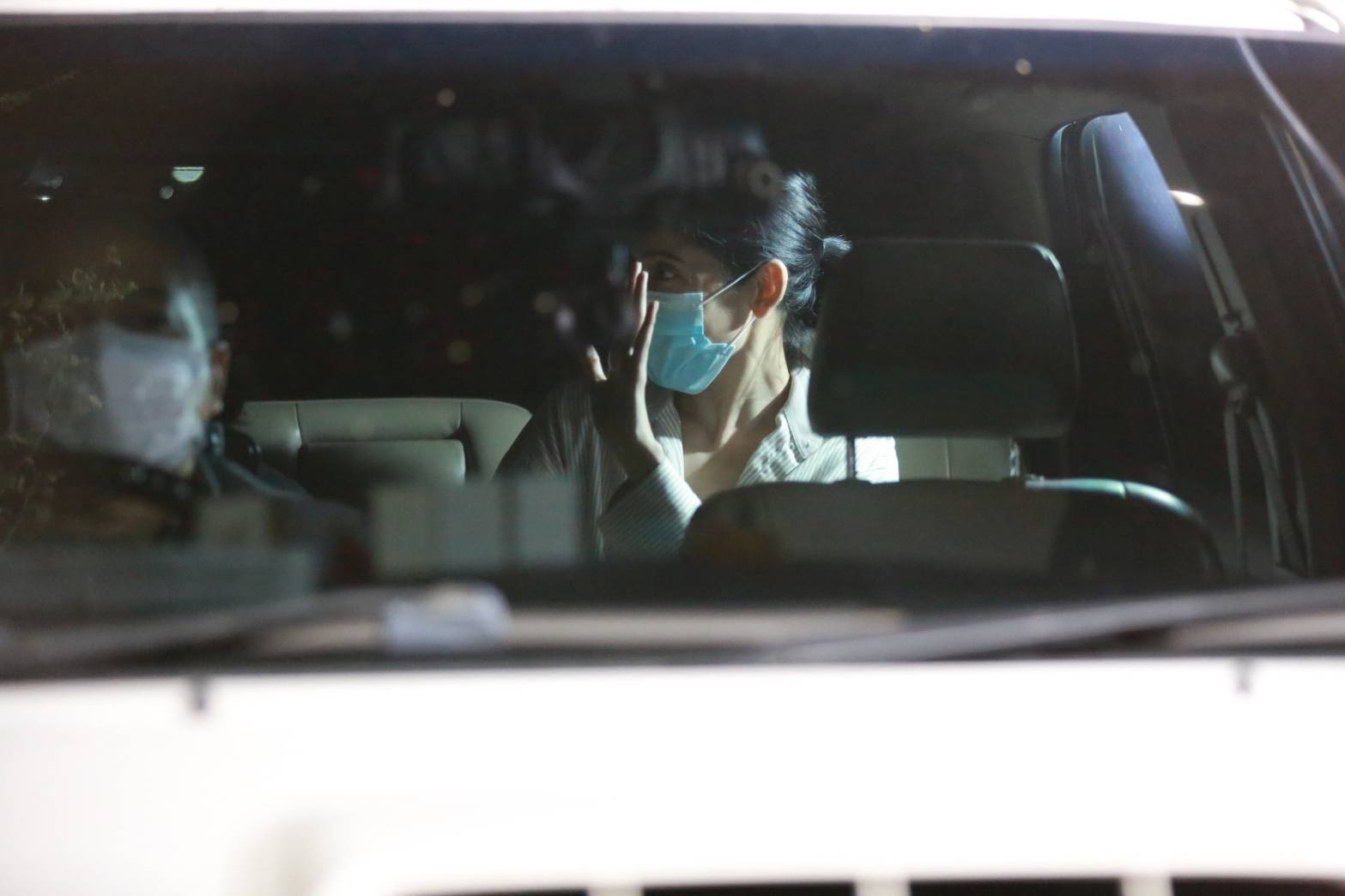 ประมวลภาพ “พิ้งกี้” สู่อิสรภาพ “โบกมือ-ไหว้” ขอบคุณสื่อ