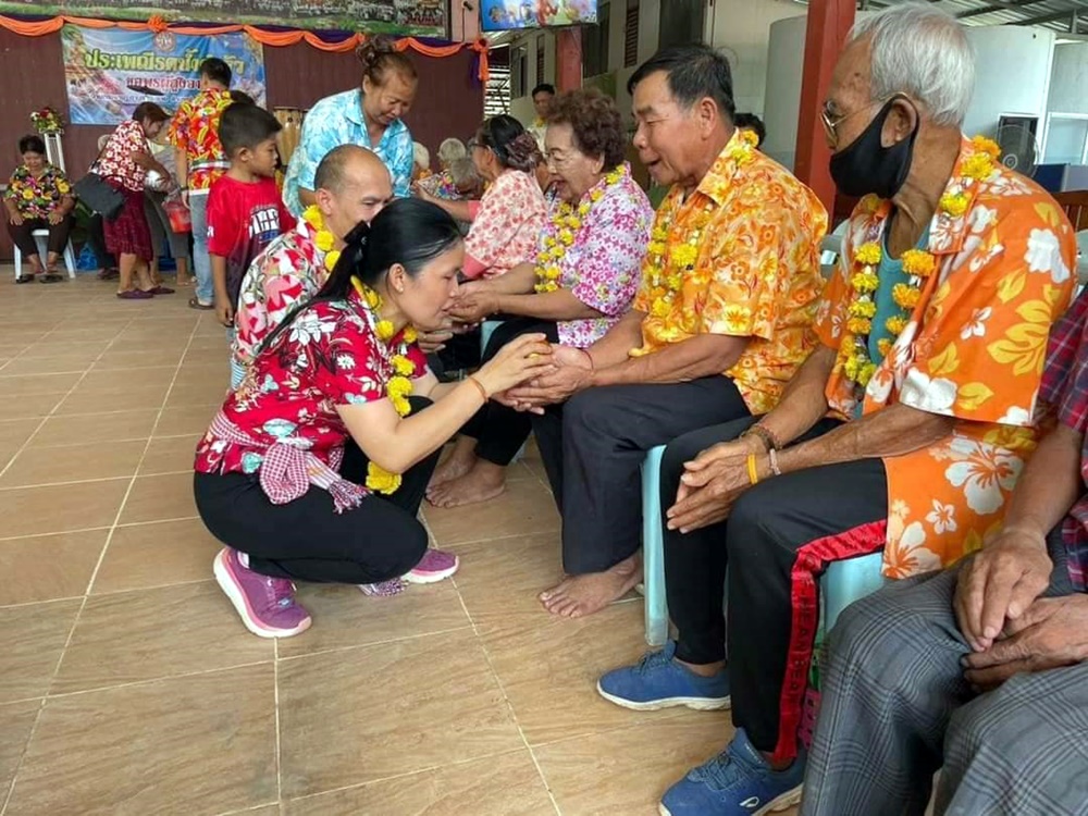 ควันหลงสงกรานต์!! "สส.สุภาพร" รดน้ำขอพรผู้สูงอายุเพื่อเป็นสิริมงคล