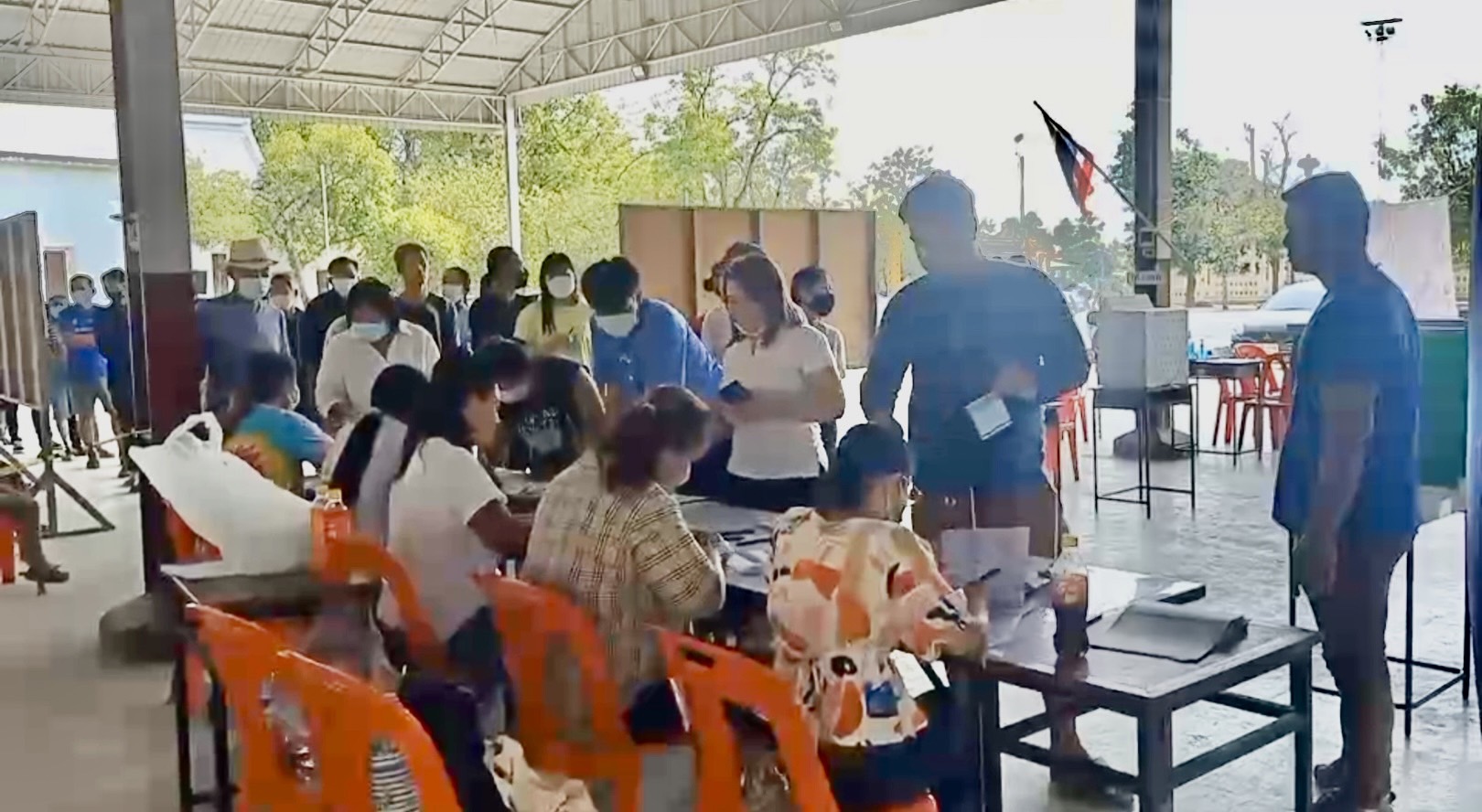 คนนครปฐมออกมาใช้สิทธิเลือกตั้งคึกคัก รอลุ้นผลเย็นนี้