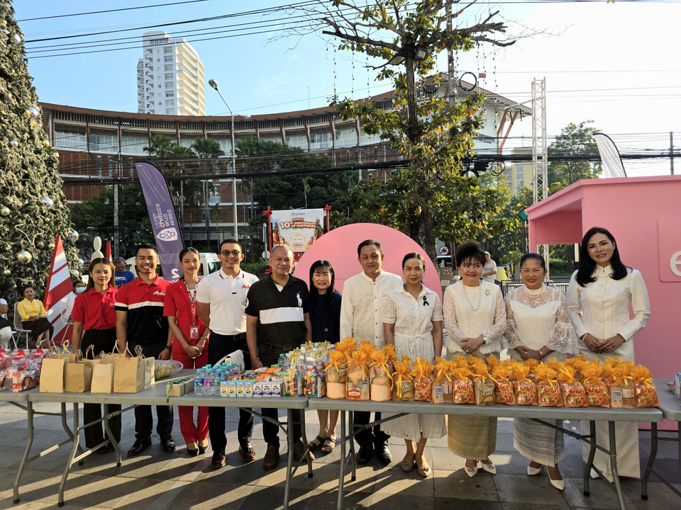 “บลูพอร์ต หัวหิน” จัดพิธีทำบุญตักบาตรพระสงฆ์ 99 รูป ต้อนรับปีม้ามงคล 2569