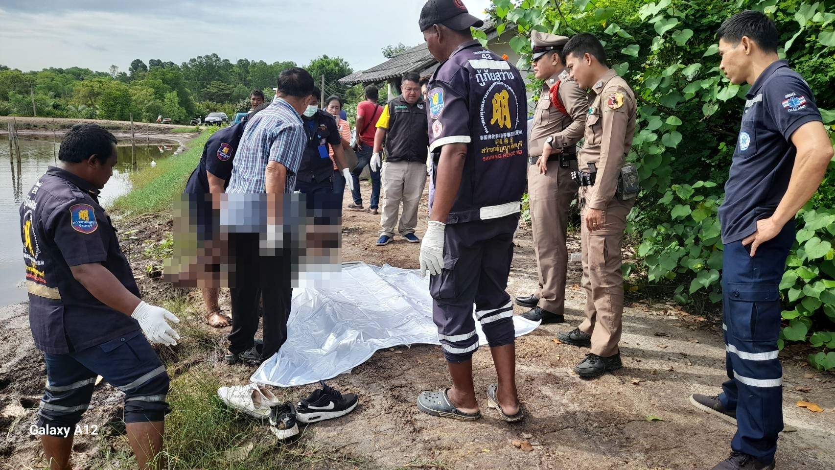 สุดเวทนา ตาวัย 63 ป่วยโรคร้ายระยะสุดท้าย ออกมาสูดอากาศนอกบ้าน พลัดตกบ่อกุ้งจมน้ำดับ
