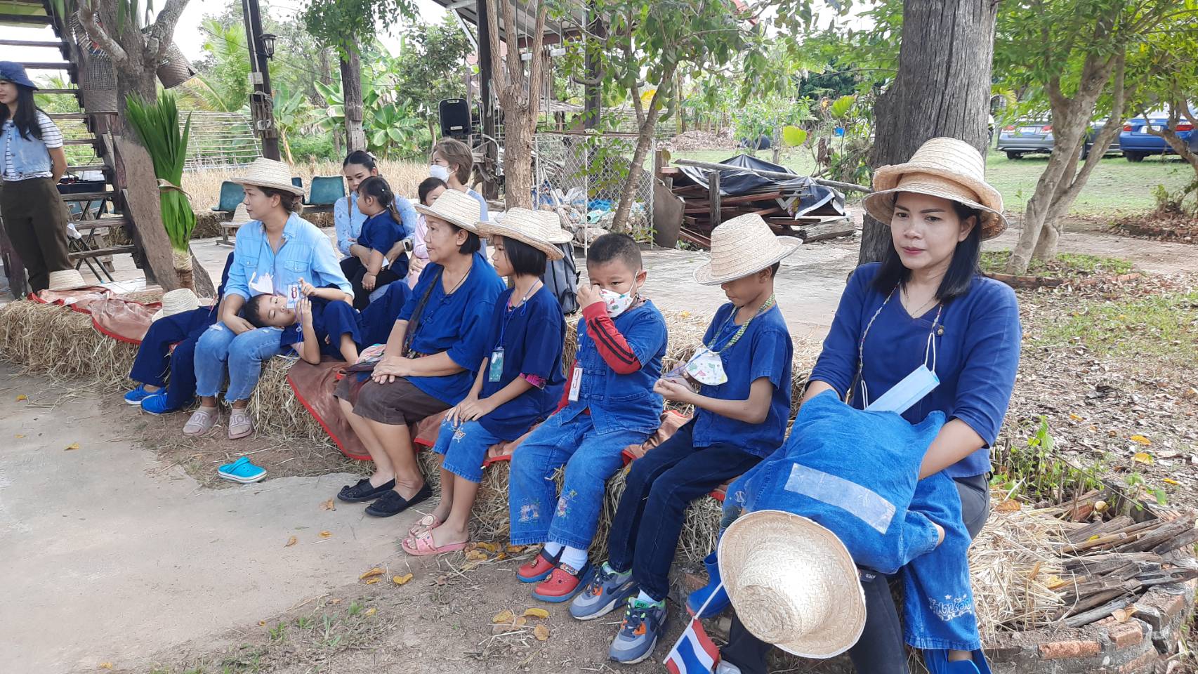 ชมรมศิลปะเด็กบ้านศิลป์ไทย จัดกิจกรรมลงแขกเกี่ยวข้าว