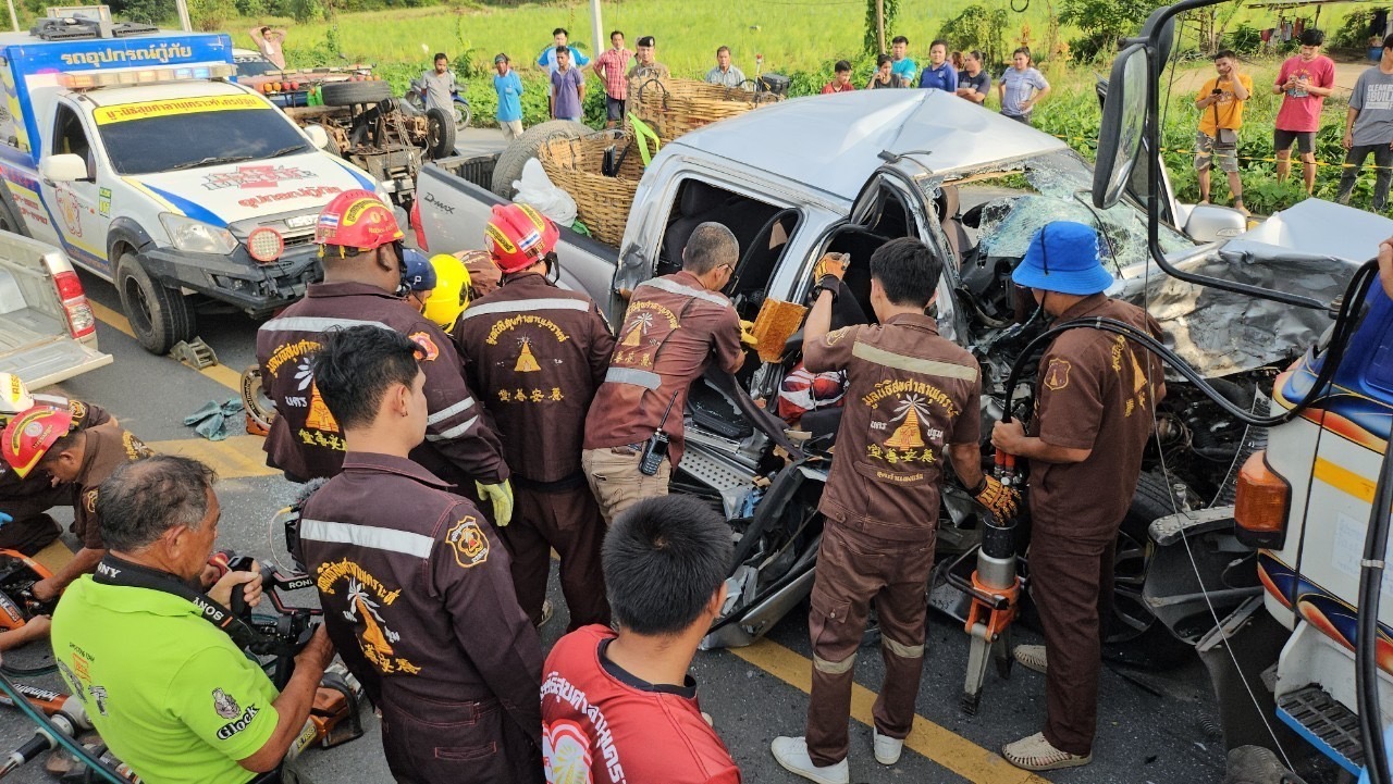 สลด!กระบะประสานงารถบรรทุกข้าวสังเวย 3 ศพบนถนนพระแท่น-กำแพงแสน 