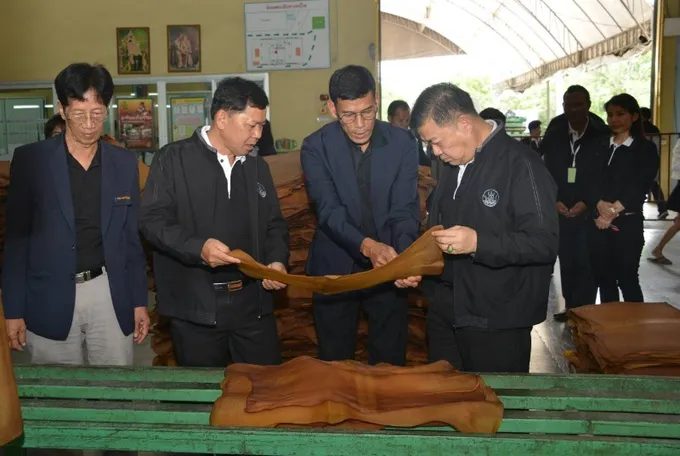 กสส.ชูชุมนุมสหกรณ์จังหวัดตรัง จำกัด ต้นแบบเพิ่มมูลค่าน้ำยางสด แปรรูป "รองเท้าบูท"