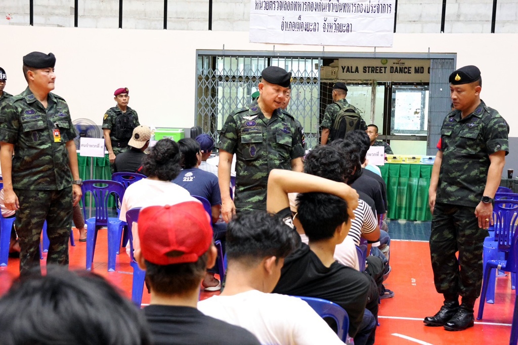 รอง มทภ.4 ให้กำลังใจผู้เข้าตรวจเลือกทหารกองประจำการ เชื่อมั่น กองทัพบกดูแลดั่ง "น้องคนสุดท้อง"