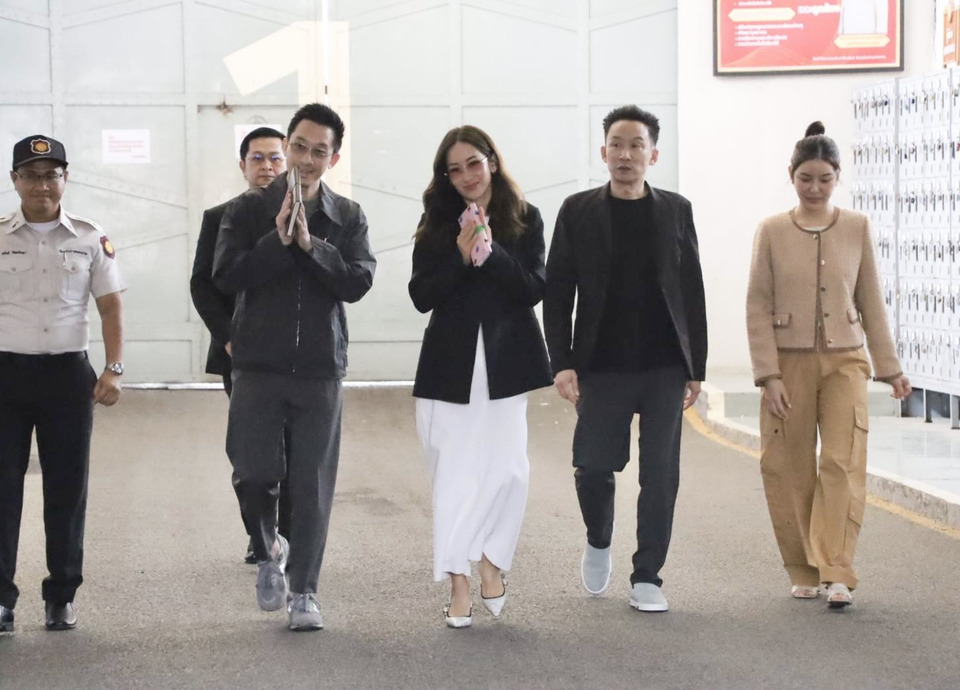 “โอ๊ค-เอม” พร้อมคู่สมรสเยี่ยม “ทักษิณ”  ย้ำพ่อให้กำลังใจผู้สมัครเพื่อไทย ลุ้นพักโทษ พ.ค.นี้