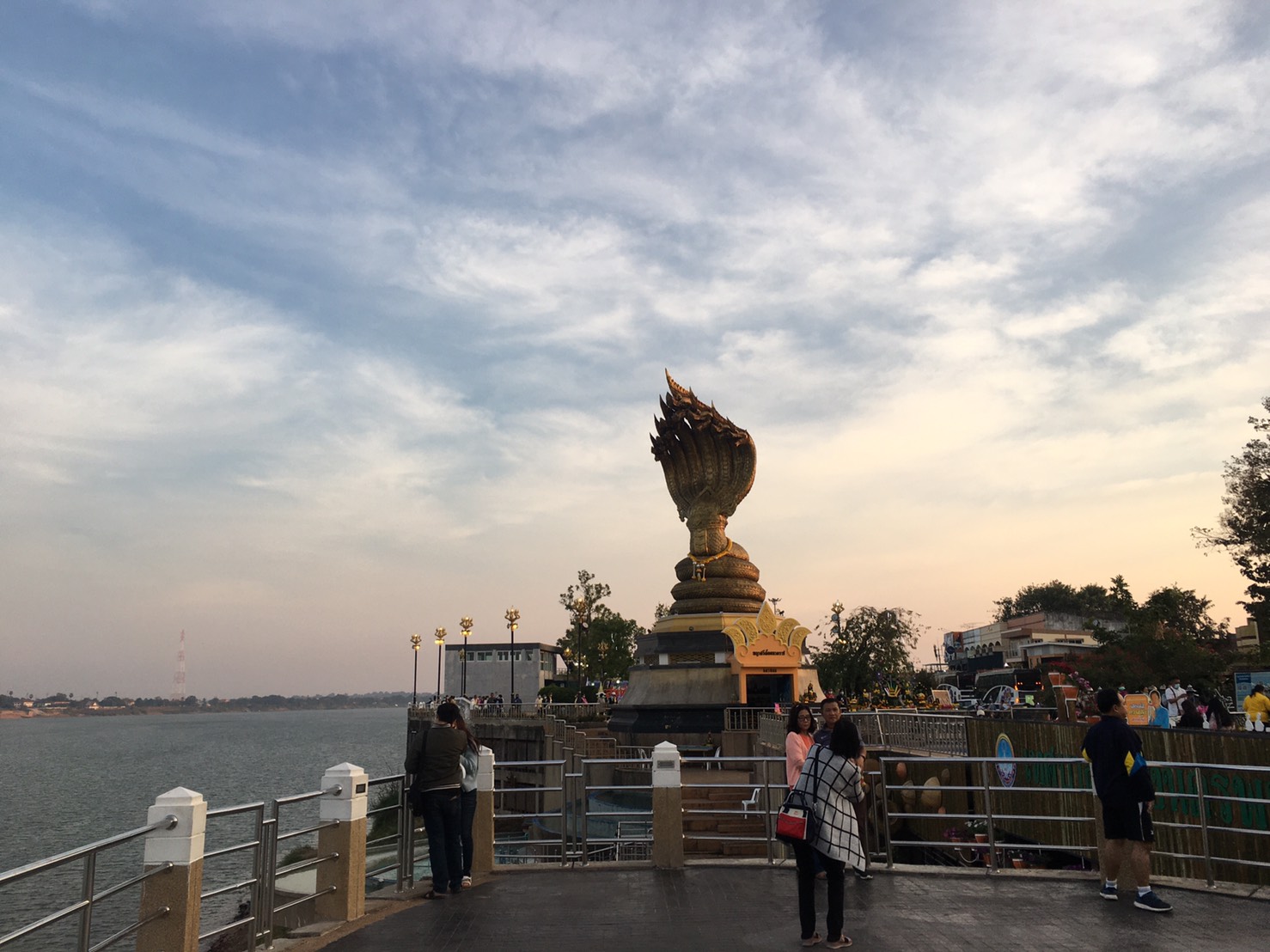 คึกคัก! เที่ยววันหยุดไหว้พญานาค-ขอพรธาตุพนม