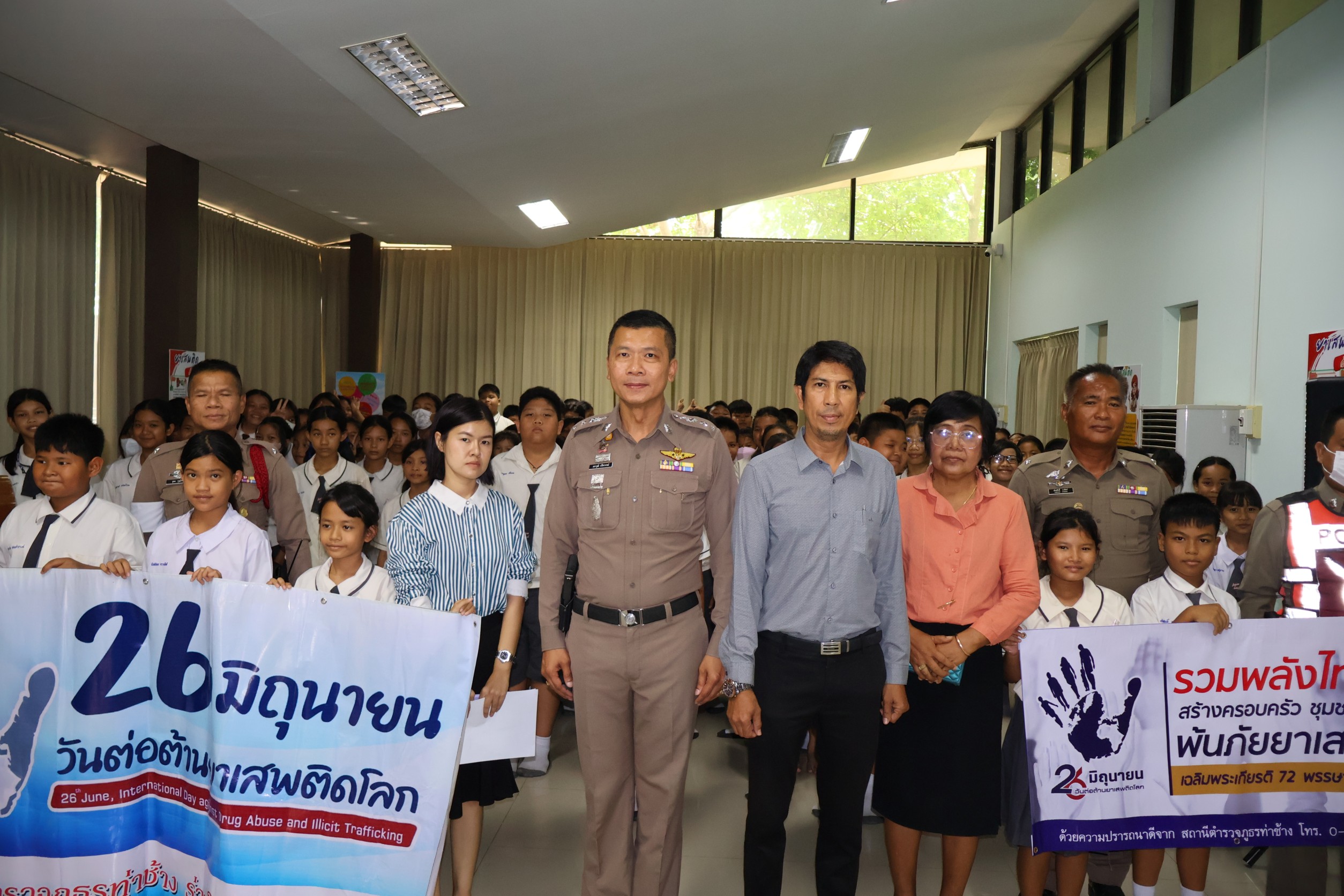 ตำรวจท่าช้าง จัดกิจกรรม D.A.R.E. ให้กับนักเรียนใจเพียรเพื่อมิให้เด็กนักเรียนตกเป็นเหยื่อของยาเสพติด