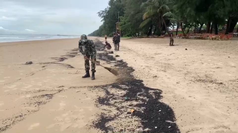 ชาวบ้านพบก้อนสีดำกลิ่นเหม็นคล้ายน้ำมันถูกคลื่นซัดเกลื่อนหาดแม่รำพึงเจ้าหน้าที่เร่งเก็บทิ้ง 