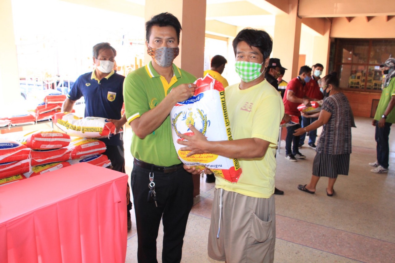 เทศบาลตำบลเพชรเมืองทองมอบถุงยังชีพ ให้กับพี่น้องประชาชนในพื้นที่ 1,125 ครัวเรือน